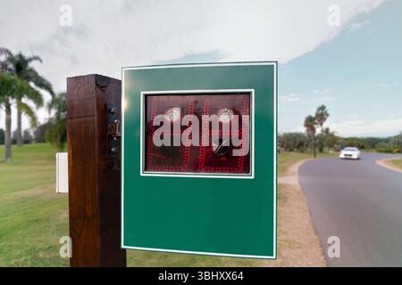Radar affichant la vitesse actuelle et la limite de vitesse lorsque le véhicule approche sur la route du voisinage. Banque D'Images