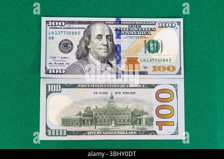 Avant et arrière de New US 100 Dollar Bill sur fond vert Banque D'Images