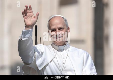 Cité du Vatican, Vatican. 11 juin 2025. Le pape Léon XIV fait des vagues comme il arrive pour son audience générale hebdomadaire dans la place Peter's Square at the Vatican Credit : SOPA images Limited/Alamy Live News Banque D'Images