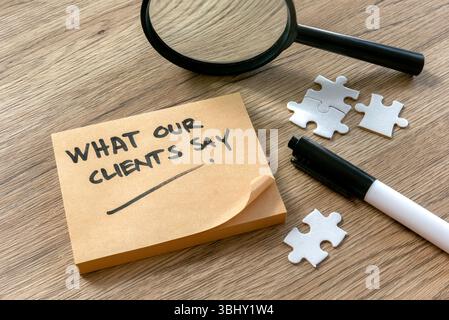 Concept de témoignages de clients avec loupe, pièces de puzzle et Note sur le bureau en bois Banque D'Images