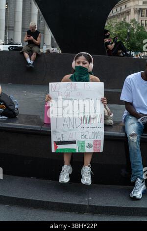 New York, New York, États-Unis. 11 juin 2025. Des manifestants se rassemblent pour protester contre les RAIDS DE GLACE en Californie et l'utilisation de la force militaire à Foley Square à New York. (Crédit image : © Brian Branch Price/ZUMA Press Wire) USAGE ÉDITORIAL SEULEMENT ! Non destiné à UN USAGE commercial ! Banque D'Images