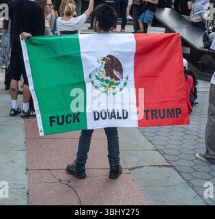New York, New York, États-Unis. 11 juin 2025. Des manifestants se rassemblent pour protester contre les RAIDS DE GLACE en Californie et l'utilisation de la force militaire à Foley Square à New York. (Crédit image : © Brian Branch Price/ZUMA Press Wire) USAGE ÉDITORIAL SEULEMENT ! Non destiné à UN USAGE commercial ! Banque D'Images