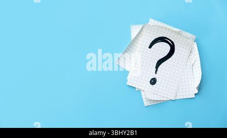 Point d'interrogation sur les feuilles de papier avec fond bleu Banque D'Images
