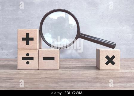 Concept d'éducation, d'affaires, de mathématiques ou de calcul. Opérations mathématiques symboles de plus, moins, multiplier et diviser Banque D'Images