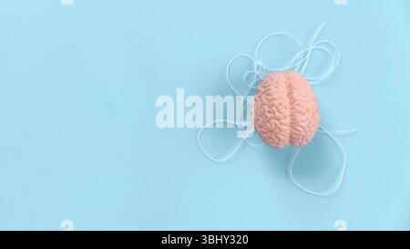 Modèle du cerveau humain sur fil blanc enchevêtré pour représentation complexe de la pensée Banque D'Images
