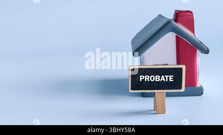 Proposez le concept avec le modèle de maison sur fond bleu. Banque D'Images