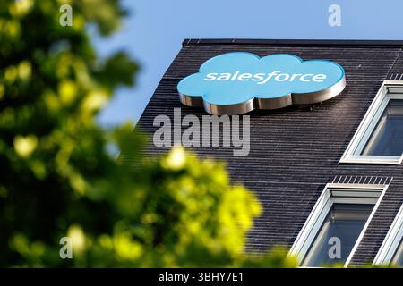 Munich, Allemagne. 11 juin 2025. Le logo et le lettrage Salesforce sont visibles sur la façade du siège social de la société à Munich. Salesforce Inc., basée aux États-Unis, est une société américaine de logiciels cotée en bourse qui propose des produits de cloud computing aux entreprises. Crédit : Matthias Balk/dpa/Alamy Live News Banque D'Images