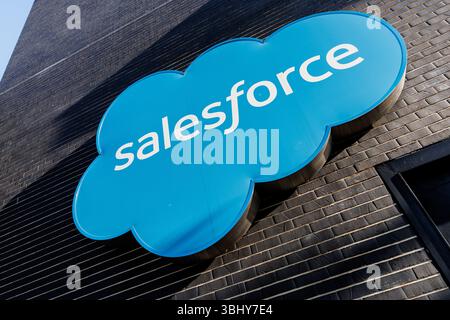 Munich, Allemagne. 11 juin 2025. Le logo et le lettrage Salesforce sont visibles sur la façade du siège social de la société à Munich. Salesforce Inc., basée aux États-Unis, est une société américaine de logiciels cotée en bourse qui propose des produits de cloud computing aux entreprises. Crédit : Matthias Balk/dpa/Alamy Live News Banque D'Images