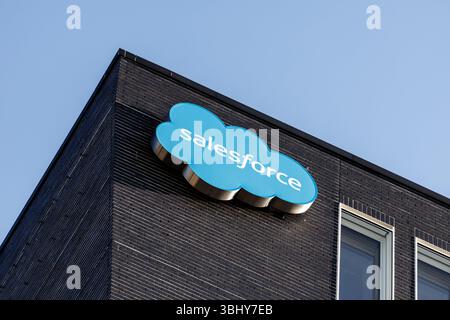 Munich, Allemagne. 11 juin 2025. Le logo et le lettrage Salesforce sont visibles sur la façade du siège social de la société à Munich. Salesforce Inc., basée aux États-Unis, est une société américaine de logiciels cotée en bourse qui propose des produits de cloud computing aux entreprises. Crédit : Matthias Balk/dpa/Alamy Live News Banque D'Images