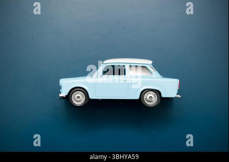 modèle de voiture jouet rétro bleu Banque D'Images