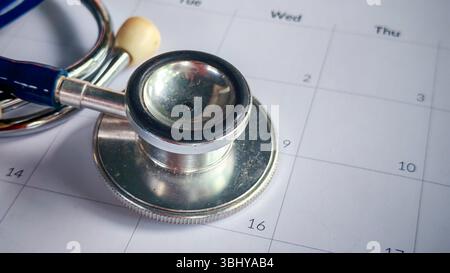Planification des examens médicaux : un stéthoscope sur un calendrier pour symboliser les soins de santé opportuns Banque D'Images