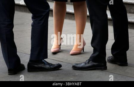 Photo du dossier datée du 08/04/15 des travailleurs de la ville debout dans la ville de Londres. Le taux de femmes embauchées à des postes de direction au Royaume-Uni a chuté pour la troisième année consécutive, avec des obstacles croissants aux postes de haut niveau à mesure qu’elles progressent dans leur carrière, selon les chiffres de LinkedIn. Date d'émission : jeudi 12 juin 2025. Banque D'Images