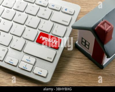 Concept de processus de succession avec clavier et modèle de maison pour le contexte juridique/immobilier Banque D'Images