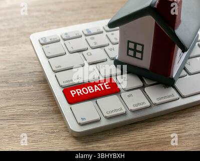 Concept de processus de succession avec clavier et modèle de maison pour le contexte juridique/immobilier Banque D'Images