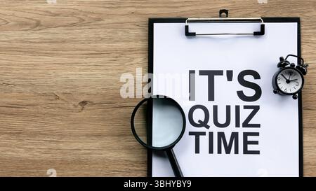 Concept de préparation du quiz urgent avec presse-papiers, réveil et loupe Banque D'Images