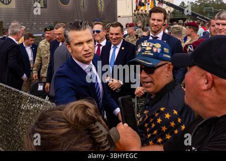 Le secrétaire à la Défense des États-Unis, Pete Hegseth, serre la main aux vétérans et à leurs familles lors de la célébration de l’Army 250 à Fort Bragg, en Caroline du Nord, le 10 juin 2025. Hegseth se joint aux militaires, à leurs familles et aux membres de la communauté alors qu'ils célèbrent le 250e anniversaire de l'armée des États-Unis. (Photo de l'armée américaine par le PFC Richard Morgan) Banque D'Images