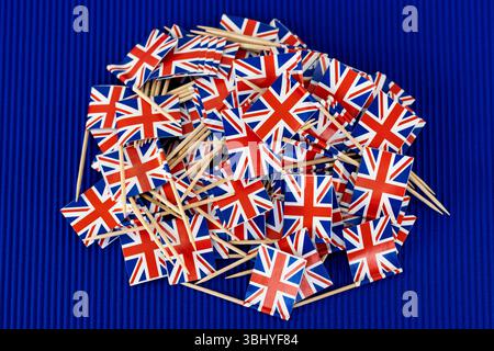Petits drapeaux en papier du Royaume-Uni comme arrière-plan, vue de dessus Banque D'Images