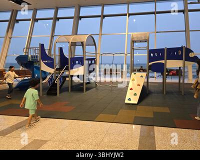 Hanoi, Vietnam - novembre 11,2024 : les passagers peuvent voir s'enregistrer et attendre leur vol à l'aéroport international de Noi Bai, Vietnam. Banque D'Images