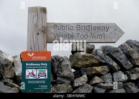 Panneau en bois pour public Bridleway to Weets Top à proximité de Malham dans le parc national des Yorkshire Dales, Angleterre, Royaume-Uni. Banque D'Images