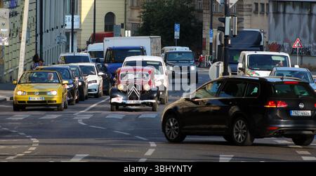 Début de la première étape du tour de « 1000 mil ceskoslovenskych » des voitures historiques tchécoslovaques à Bratislava à Prague, République tchèque, le 12 juin 2025. Banque D'Images
