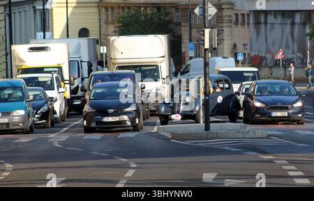 Début de la première étape du tour de « 1000 mil ceskoslovenskych » des voitures historiques tchécoslovaques à Bratislava à Prague, République tchèque, le 12 juin 2025. Banque D'Images