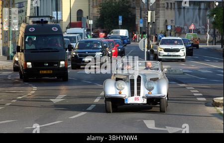 Début de la première étape du tour de « 1000 mil ceskoslovenskych » des voitures historiques tchécoslovaques à Bratislava à Prague, République tchèque, le 12 juin 2025. Banque D'Images