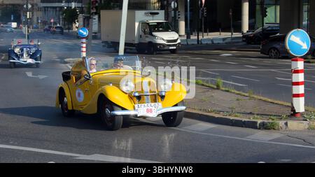 Début de la première étape du tour de « 1000 mil ceskoslovenskych » des voitures historiques tchécoslovaques à Bratislava à Prague, République tchèque, le 12 juin 2025. Banque D'Images
