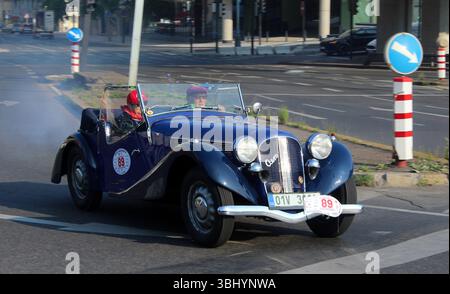 Début de la première étape du tour de « 1000 mil ceskoslovenskych » des voitures historiques tchécoslovaques à Bratislava à Prague, République tchèque, le 12 juin 2025. Banque D'Images
