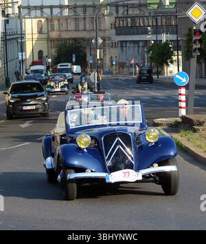 Début de la première étape du tour de « 1000 mil ceskoslovenskych » des voitures historiques tchécoslovaques à Bratislava à Prague, République tchèque, le 12 juin 2025. Banque D'Images