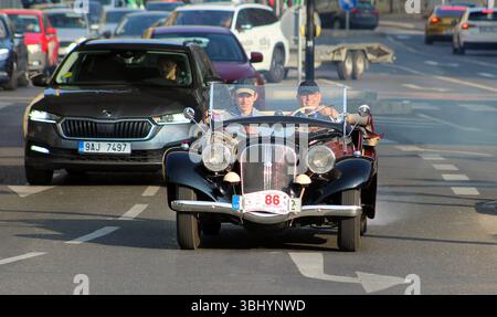 Début de la première étape du tour de « 1000 mil ceskoslovenskych » des voitures historiques tchécoslovaques à Bratislava à Prague, République tchèque, le 12 juin 2025. Banque D'Images