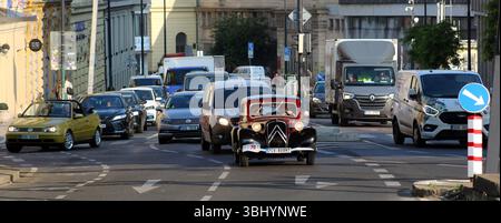 Début de la première étape du tour de « 1000 mil ceskoslovenskych » des voitures historiques tchécoslovaques à Bratislava à Prague, République tchèque, le 12 juin 2025. Banque D'Images
