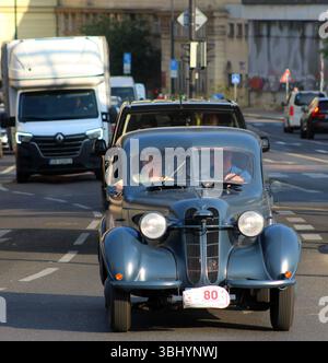 Début de la première étape du tour de « 1000 mil ceskoslovenskych » des voitures historiques tchécoslovaques à Bratislava à Prague, République tchèque, le 12 juin 2025. Banque D'Images