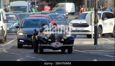 Début de la première étape du tour de « 1000 mil ceskoslovenskych » des voitures historiques tchécoslovaques à Bratislava à Prague, République tchèque, le 12 juin 2025. Banque D'Images