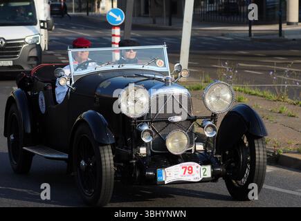 Début de la première étape du tour de « 1000 mil ceskoslovenskych » des voitures historiques tchécoslovaques à Bratislava à Prague, République tchèque, le 12 juin 2025. Banque D'Images
