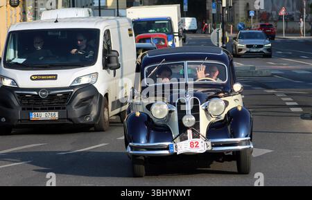 Début de la première étape du tour de « 1000 mil ceskoslovenskych » des voitures historiques tchécoslovaques à Bratislava à Prague, République tchèque, le 12 juin 2025. Banque D'Images
