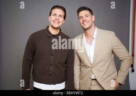 Cologne, Allemagne. 11 juin 2025. Les nouveaux Bachelors de RTL, Martin Braun (à droite) et Felix Stein (à gauche) se tiennent dans un studio photo dans le bâtiment RTL. Deux pères seront à l'affût de leur nouveau grand amour dans la prochaine saison de l'émission RTL Die Bachelors. 'Die Bachelors' commence le 18 juin à 20h15 sur RTL (sur RTL à l'avance le 11 juin). Crédit : Henning Kaiser/dpa/Alamy Live News Banque D'Images