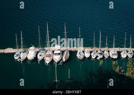 Vue de haut en bas des voiliers amarrés dans la mer Ionienne à la marina de Corfou Banque D'Images