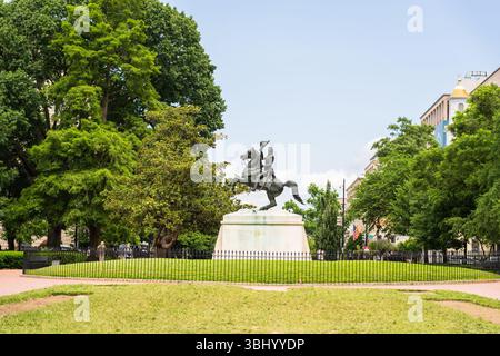 Washington D.C. (États-Unis), 25 mai 2025. Statue équestre en bronze d'Andrew Jackson entourée de verdure et de bâtiments de la ville. Banque D'Images