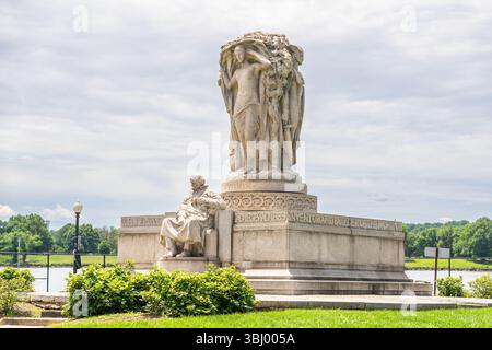 Washington D.C. (États-Unis), 26 mai 2025. Statues en pierre honorant l'héritage de John Ericsson et ses contributions à l'ingénierie. Banque D'Images
