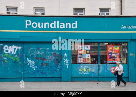 Londres, Royaume-Uni. 12 juin 2025. Vue extérieure du magasin Poundland à Camden car la chaîne de rabais en difficulté est vendue pour une livre. Jusqu'à 100 magasins peuvent être fermés. Crédit : Vuk Valcic/Alamy Live News Banque D'Images