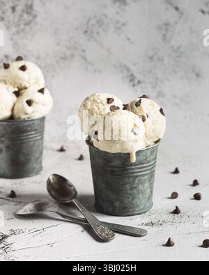 Un régal rafraîchissant de la crème glacée à la banane faite avec du yaourt grec crémeux, des bananes mûres et de riches pépites de chocolat. Parfaitement réfrigéré et servi dans un cadre rustique Banque D'Images
