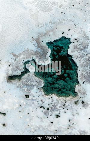 Une vue aérienne captivante des étangs salants de la Puna, en Argentine, présentant diverses textures et des teintes turquoises vibrantes. L'image met en valeur la natura Banque D'Images