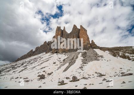 Les majestueux sommets de Tre cime di Lavaredo s'élèvent contre un ciel spectaculaire dans les Dolomites, en Italie, mettant en valeur la beauté grandiose et accidentée de la nature Banque D'Images