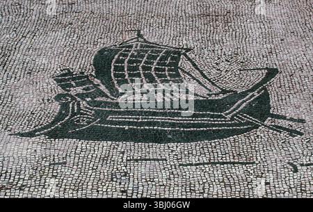 Italie. Ostia Antica. Ville portuaire de Rome antique. Mosaïque. Navire commercial. 1st Century BC-1st Century AD bureaux dans le Forum ot the Corporations. Banque D'Images