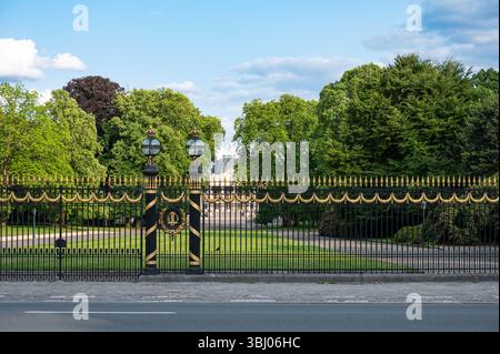 Grille d'entrée du palais royal, résidence du roi de Belgique à Laeken, région de Bruxelles-capitale, Belgique 8 juin 2025 Banque D'Images
