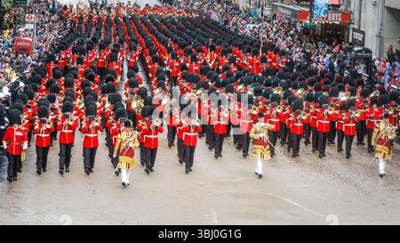 Défilé du couronnement pour le roi Charles III sur Whitehall à Londres, Angleterre, Royaume-Uni Banque D'Images