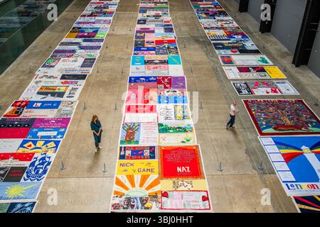 Londres, Royaume-Uni. 12 juin 2025. Courtepointe UK AIDS Memorial dans turbine Hall de Tate Modern. Commencé vers 1989, le vaste travail consiste en 42 quilts et 23 panels individuels qui représentent 384 personnes touchées par le VIH et le SIDA. Il a déjà été montré à l'extérieur pour sensibiliser à la pandémie de sida en cours. Il sera exposé jusqu'au 16 juin. Crédit : Guy Bell/Alamy Live News Banque D'Images
