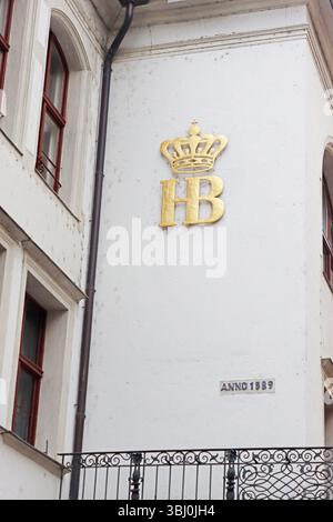 Munich, Allemagne - 20 décembre 2023 : initiales sur le mur de Hofbrauhaus - brasserie de cour, construite en 1589 pour les besoins de la cour royale Banque D'Images
