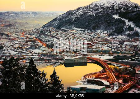 Vue des montagnes à Bergen en hiver avec des routes, Norvège Banque D'Images