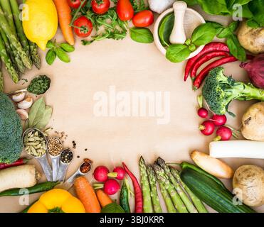 Cadre de légumes frais sur un fond brun Banque D'Images